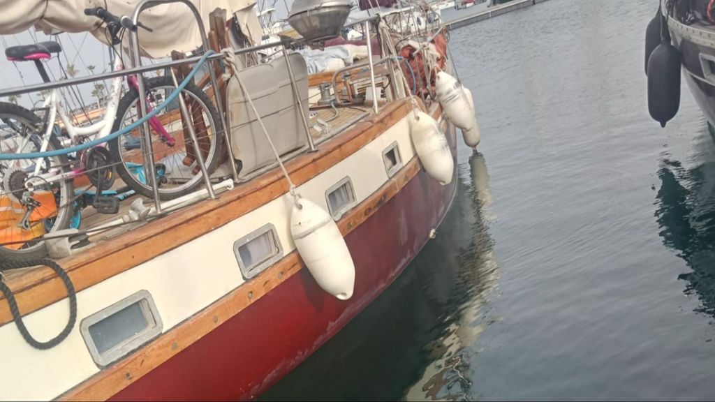 El barco en el que viven Fran y Shirley con sus hijos