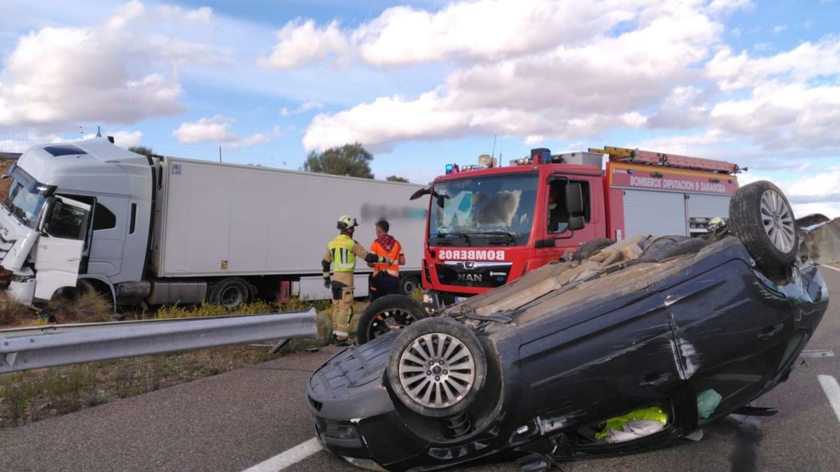 El conductor de una grúa fallece mientras atendía a un coche, al ser arrollado por un camión en Longares, Zaragoza