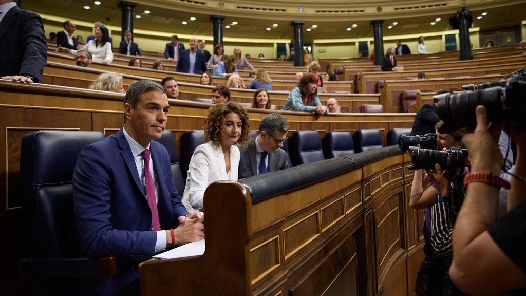 El presidente del Gobierno, Pedro Sánchez y la vicepresidenta primera y ministra de Hacienda, María Jesús Monetero, durante una sesión de control al Gobierno, en el Congreso de los Diputados