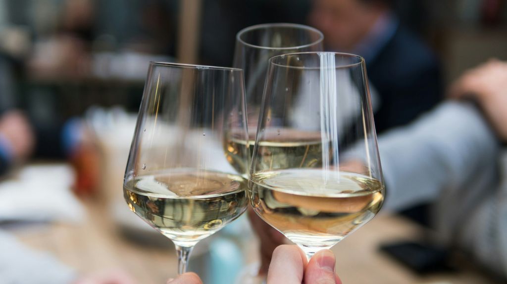 El vino blanco es una de las mejores opciones para disfrutar de un buen plato de pescado.