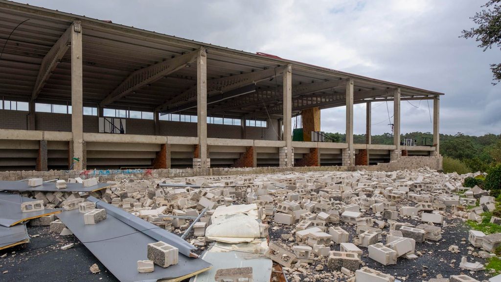 La borrasca Kirk derriba una pared del polideportivo del IES Ponte do Son, en A Coruña