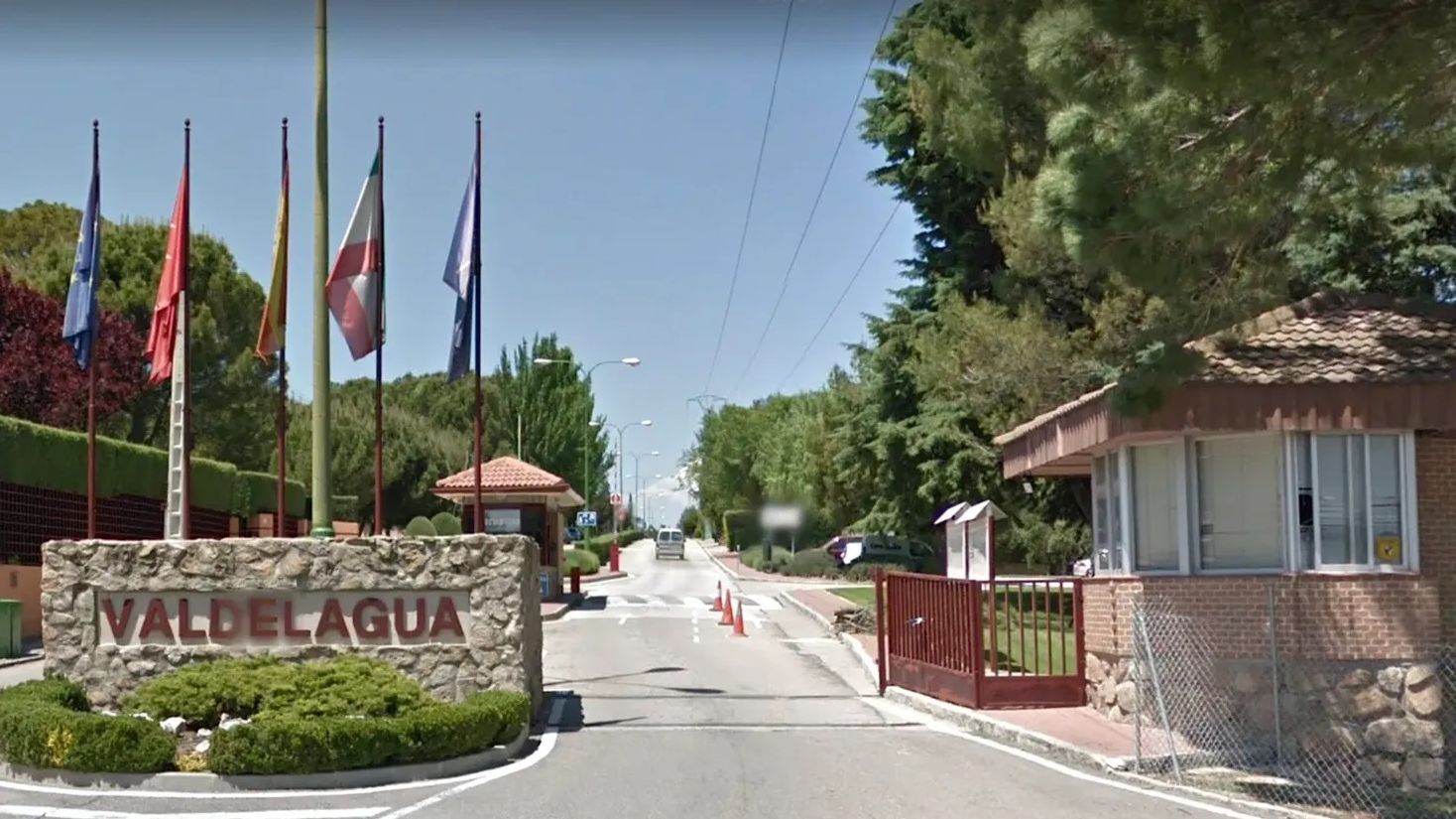 La entrada a la urbanización Valdelagua