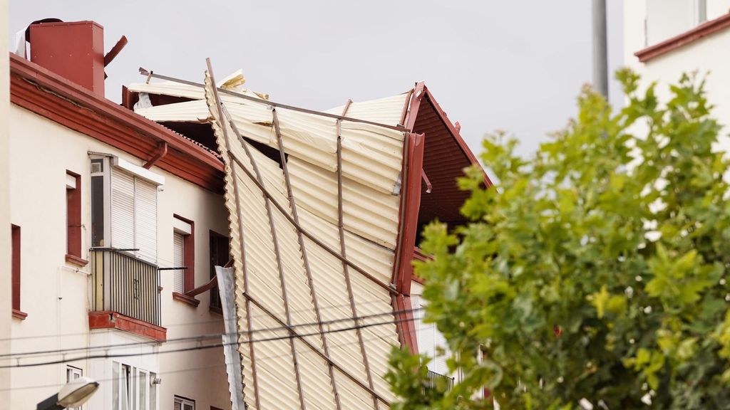 La fuerza de la borrasca Kirk se lleva por delante el tejado de un edificio en Valladolid