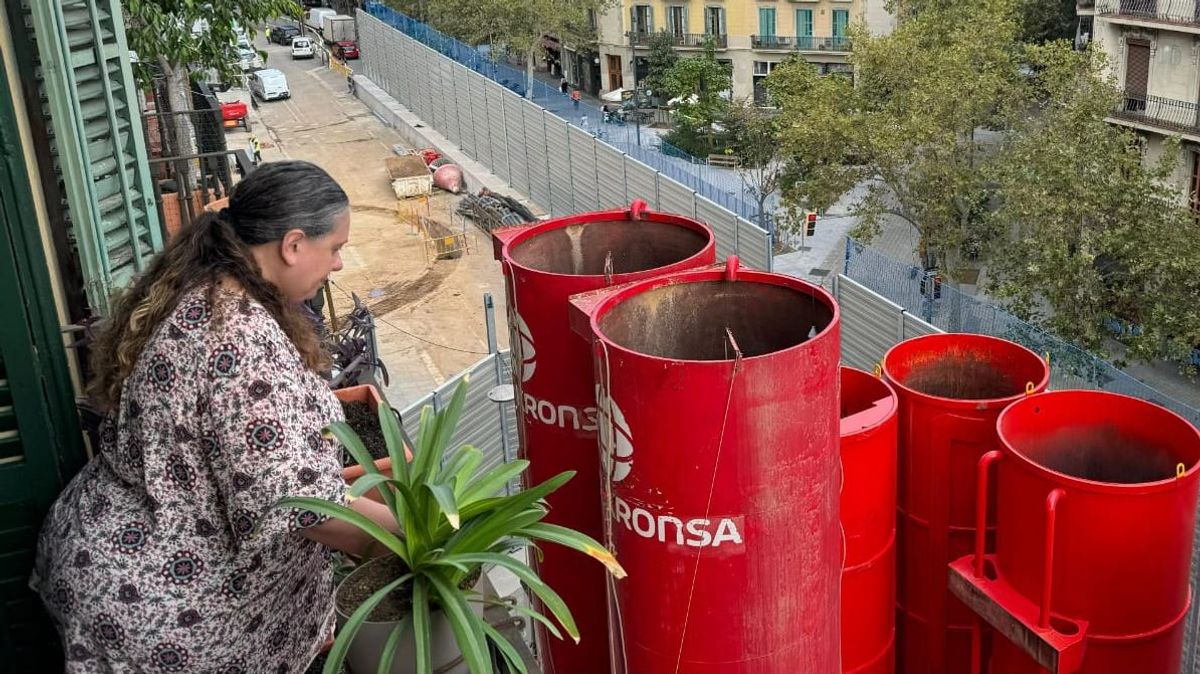 La obra que indigna a vecinos de Barcelona, con vistas a tubos y vallas