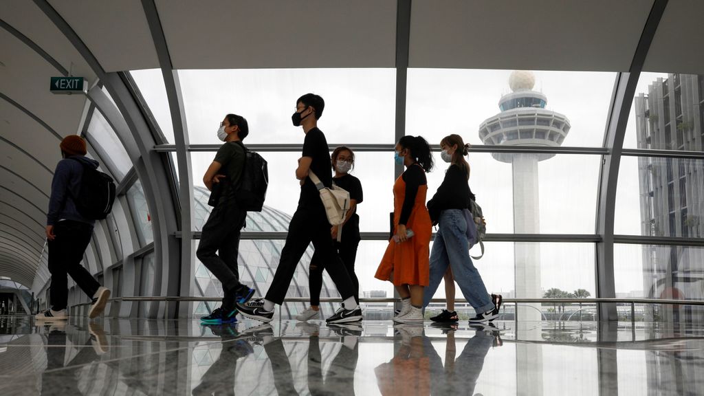 La pareja española fue retenida en el aeropuerto de Singapur por la protesta contra Peter Lim