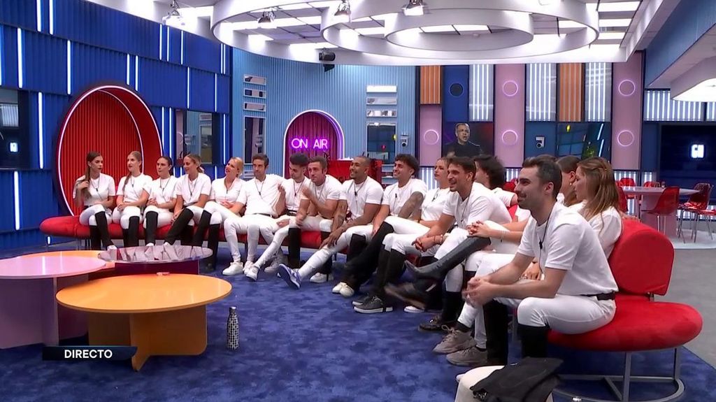 Los concursantes, en el salón de 'Gran Hermano'