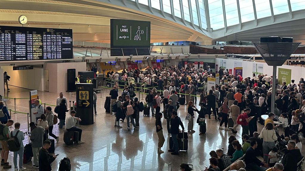 Personas esperan noticias sobre sus vuelos en el aeropuerto de Loiu este miércoles a mediodía