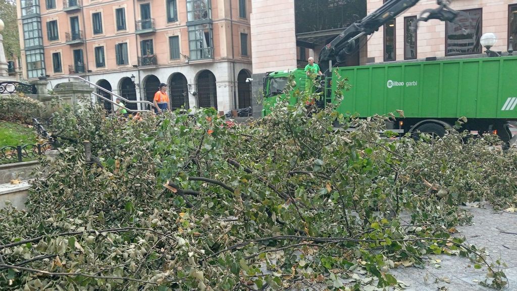 Retiran las ramas arrancadas de los árboles en Jardines de Albia, en Bilbao