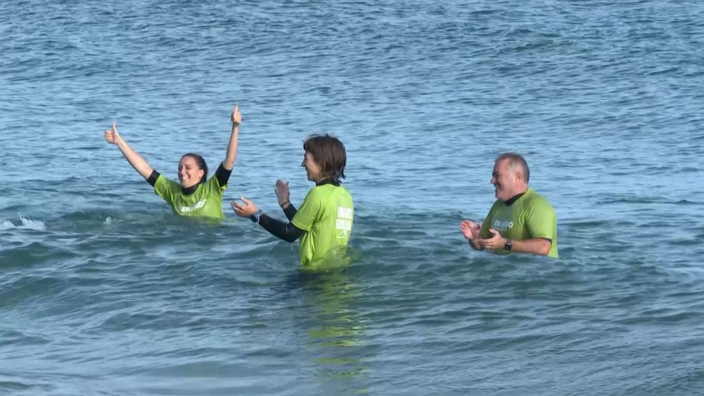 Surfear, una actividad terapéutica para pacientes con ELA en Barcelona