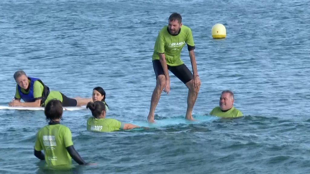 Surfear, una actividad terapéutica para pacientes con ELA en Barcelona