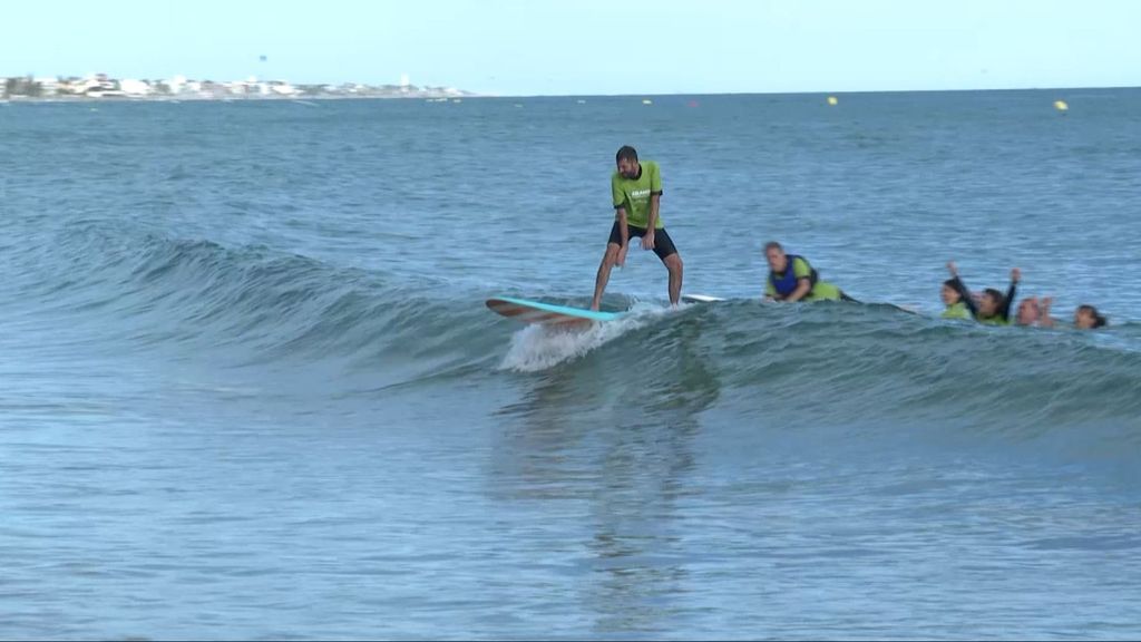 Surfear, una actividad terapéutica para pacientes con ELA en Barcelona