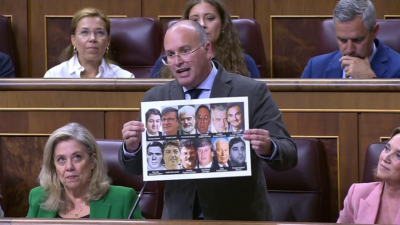 Tellado muestra a Montero las fotos de los 12 socialistas asesinados por ETA