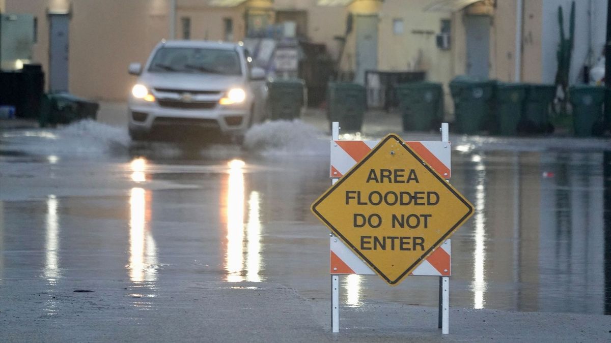 Un cartel alerta de una zona inundada en Florida, Estados Unidos