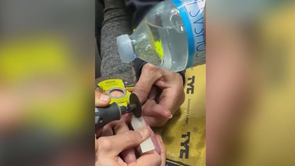 Acude a los bomberos de Ferrol para que le corten con una radial la alianza que le oprimía el dedo