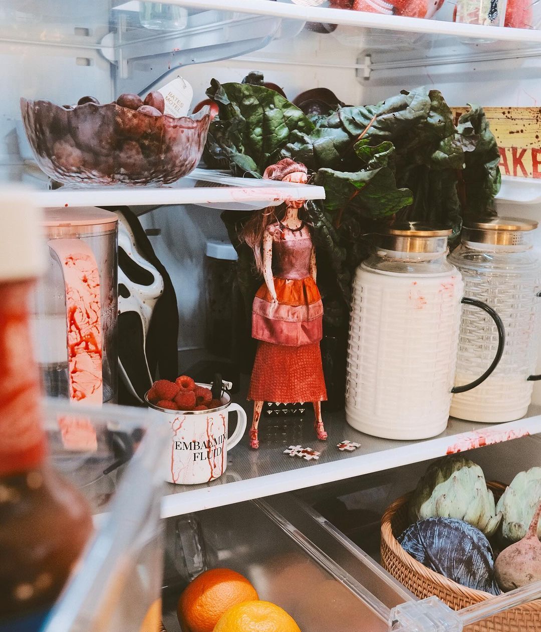 Captura del interior de una nevera decorada con temática de Halloween (@lynziliving)