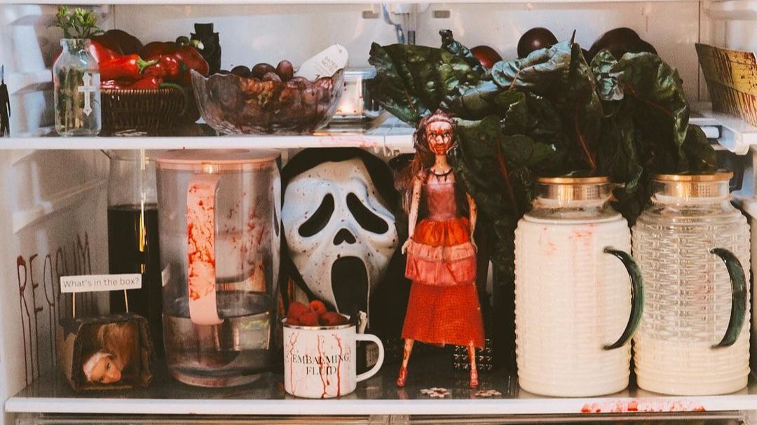 Captura del interior de una nevera decorada con temática de Halloween (@lynziliving) Captura del interior de una nevera decorada con temática de Halloween (@lynziliving)