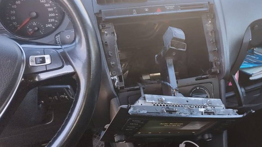 Detenido por esconder 10 gramos de cocaína y 15 de hachís en la radio del coche en L'Arboç