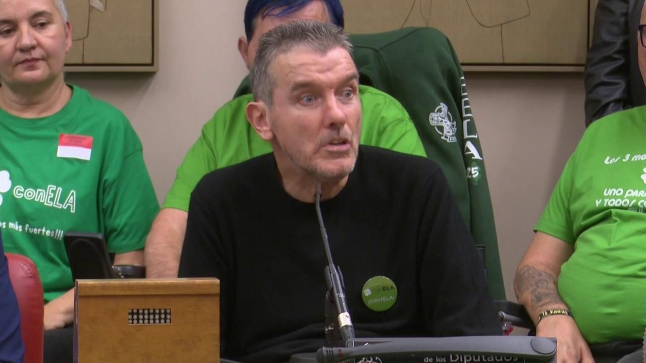 El exportero del Barça, Juan Carlos Unzué, celebra la aprobación de la ley ELA