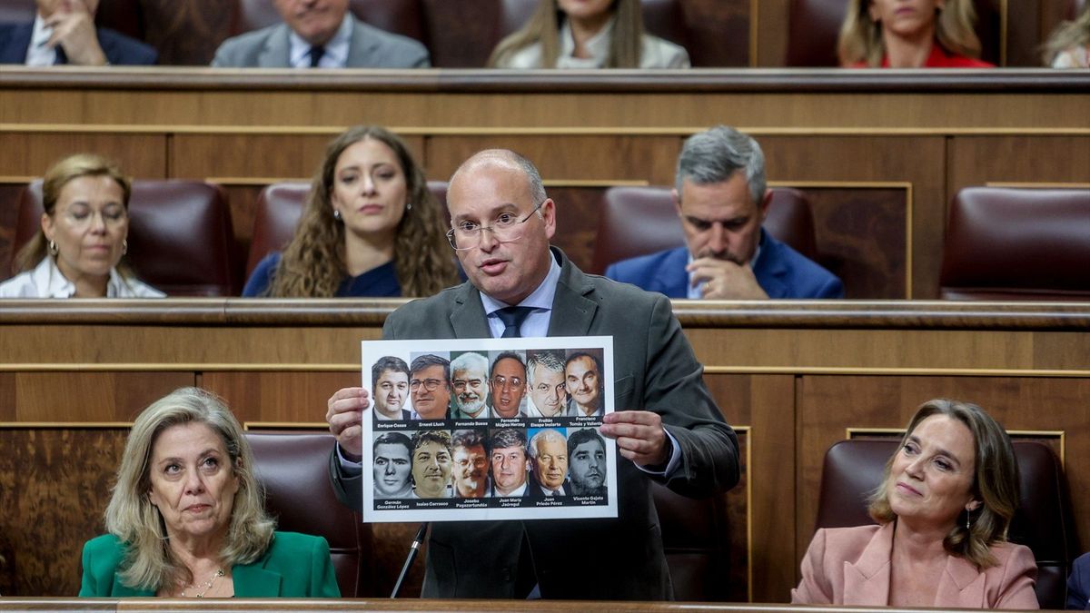 El portavoz del PP en el Congreso, Miguel Tellado, con fotografías de víctimas de ETA que formaron parte del PSOE