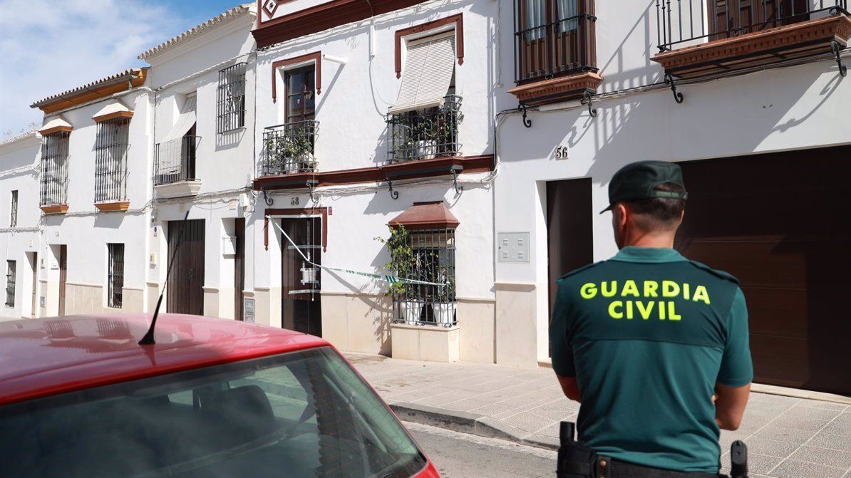 Fachada de la vivienda en Osuna donde fue cometido el doble crimen