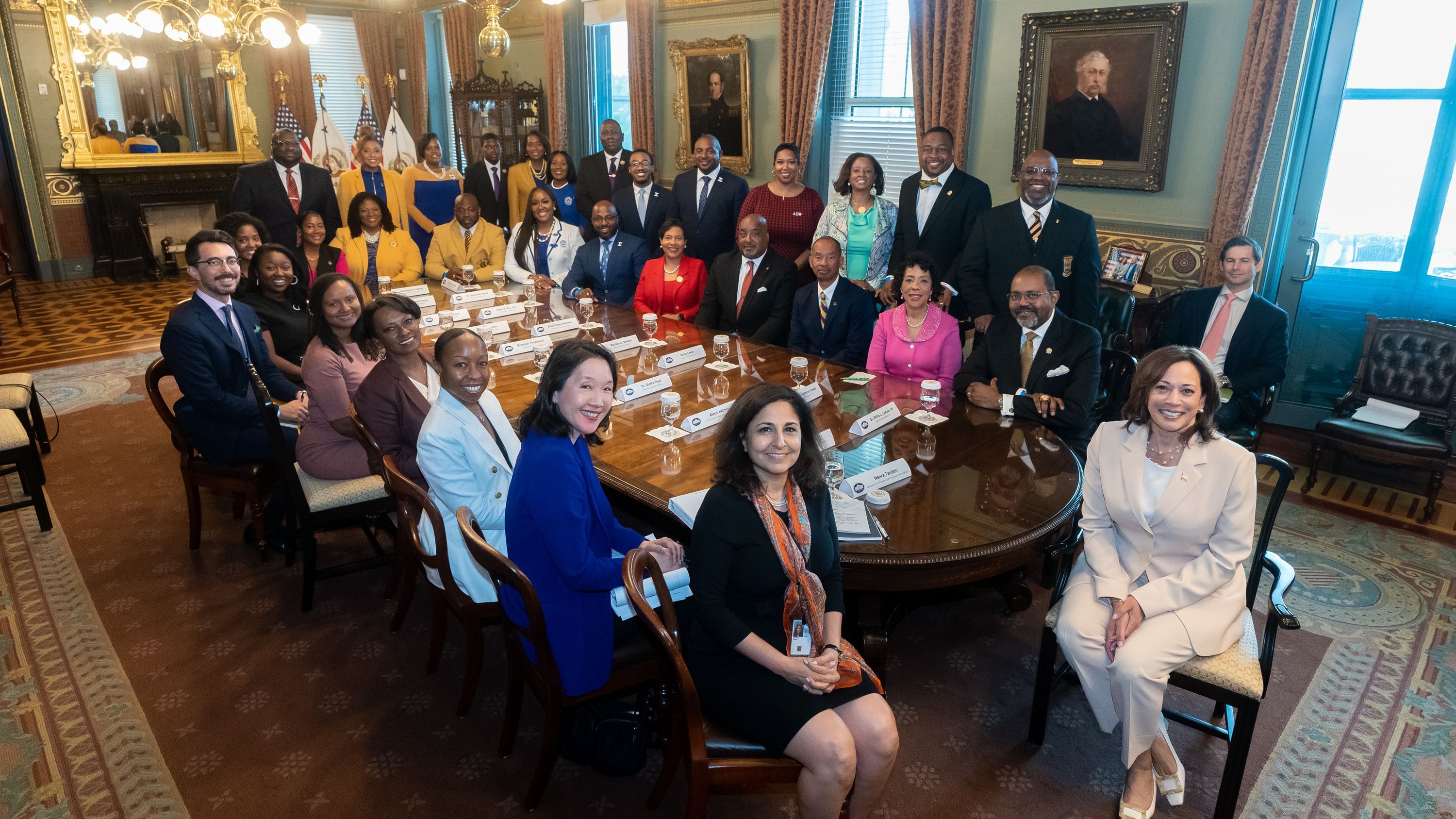 Kamala Harris dando la bienvenida a las Divine 9 en la Casa Blanca