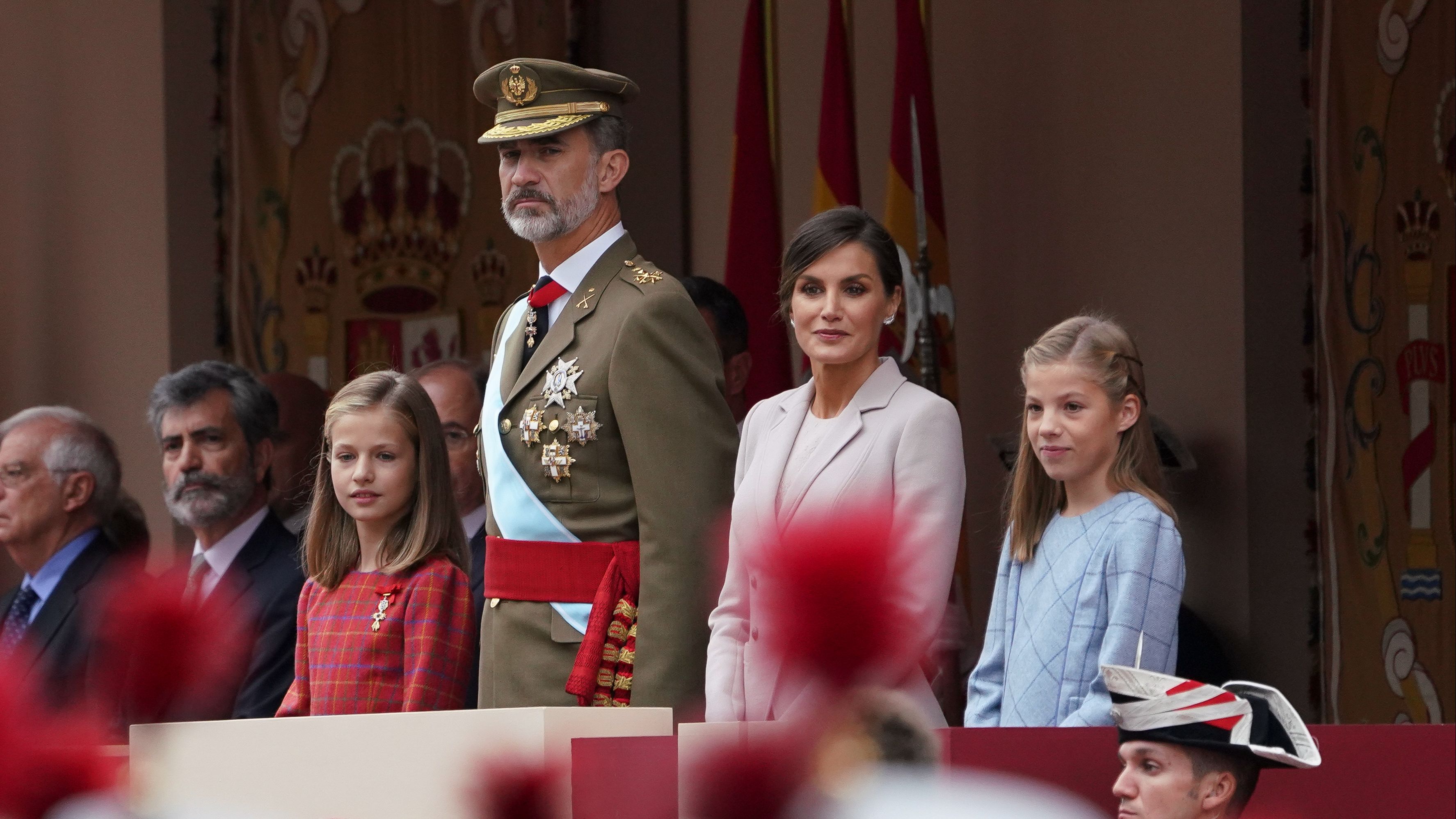 La familia real atendiendo el desfile del 12 de octubre