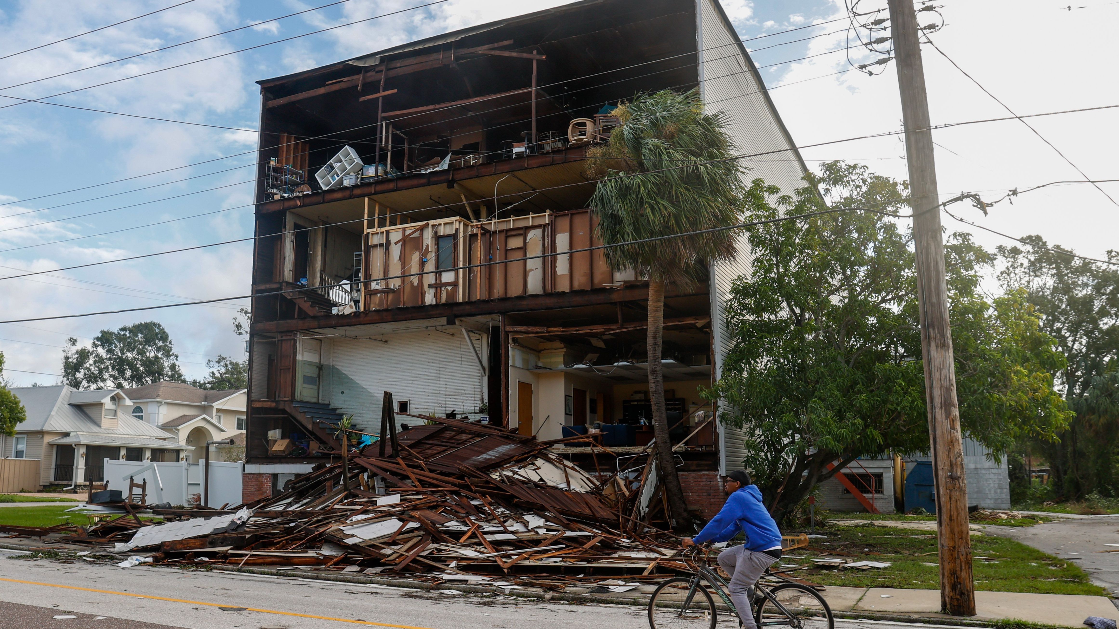 Los tornados han afectado especialmente al condado de St. Lucie donde se han registrado cuatro víctimas mortales