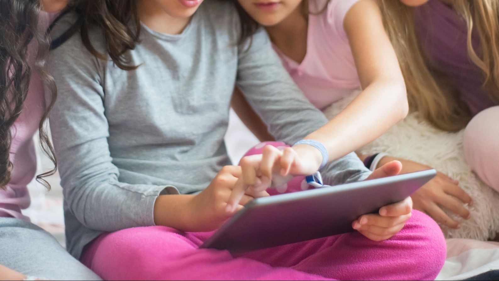 Menores con una tablet Menores con una tablet
