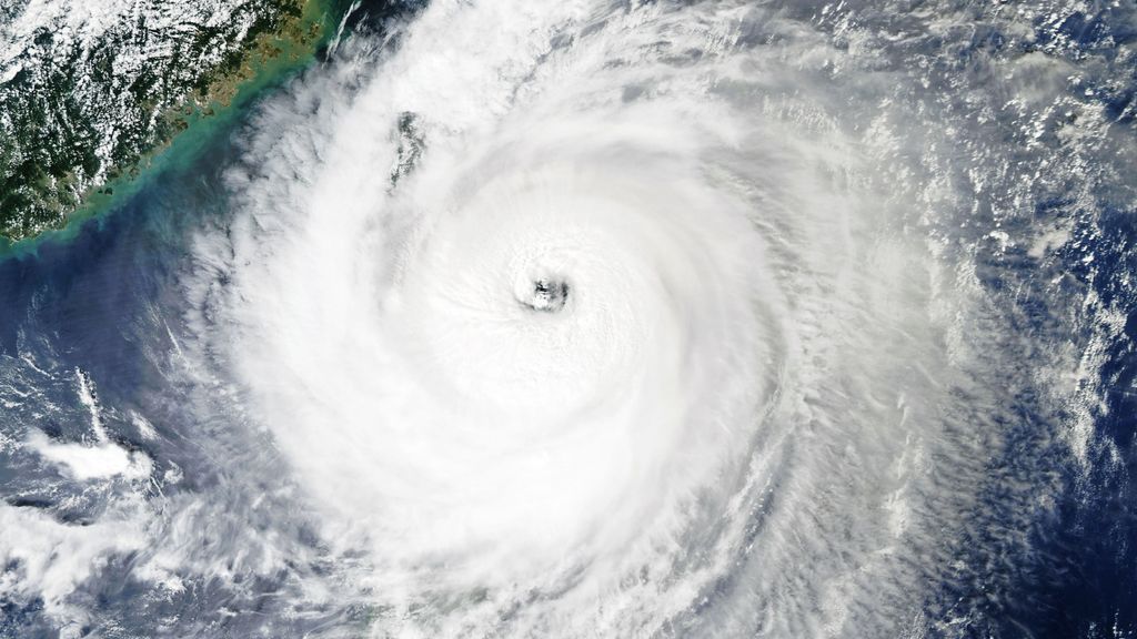 Ojo del tifón Koinu captado desde el satélite Aqua de la NASA en 2023 entre Filipinas y China