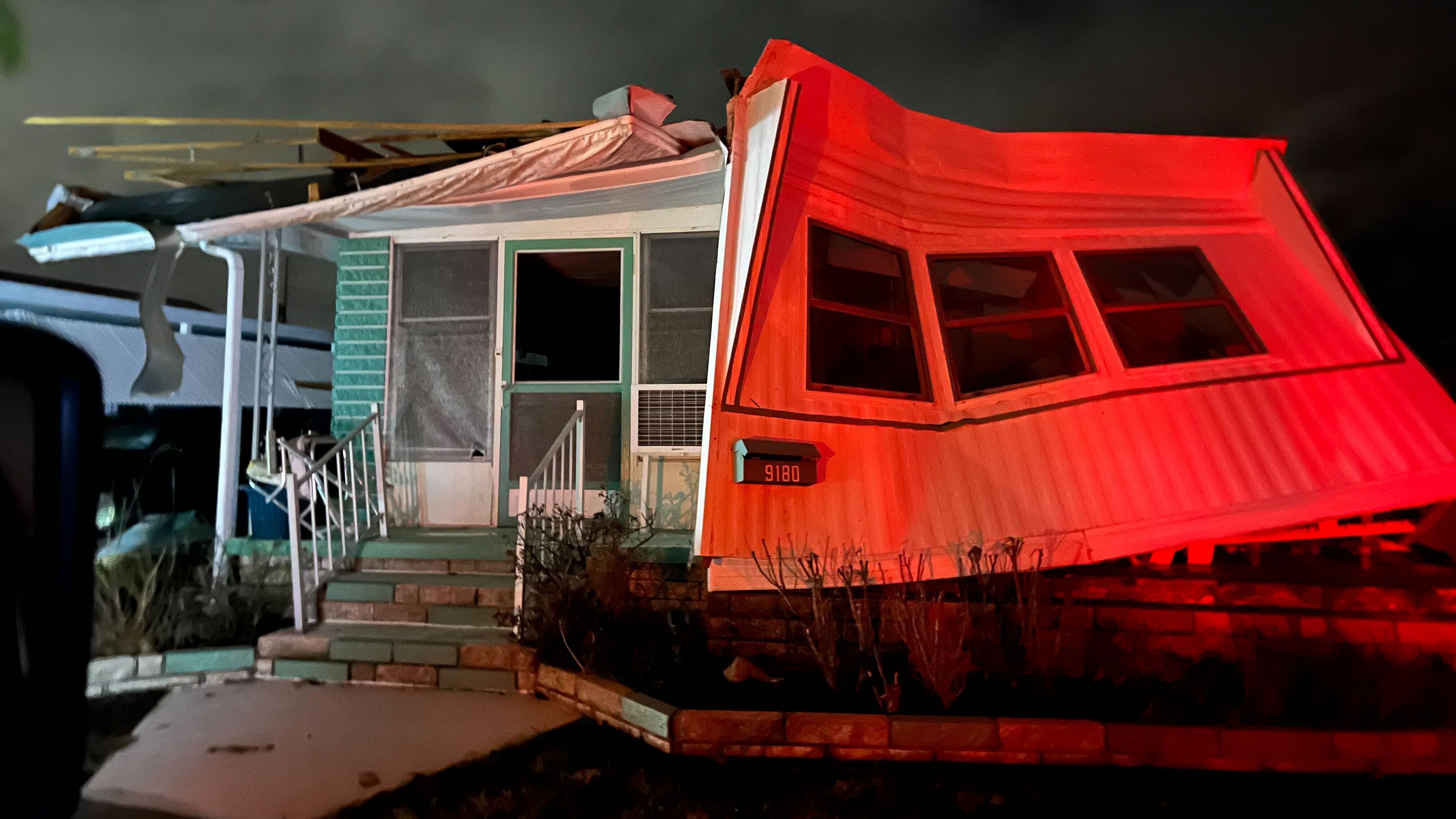 Orlando, en Florida, escapa a la furia del huracán Milton pero sufre los efectos de los tornados que le han acompañado