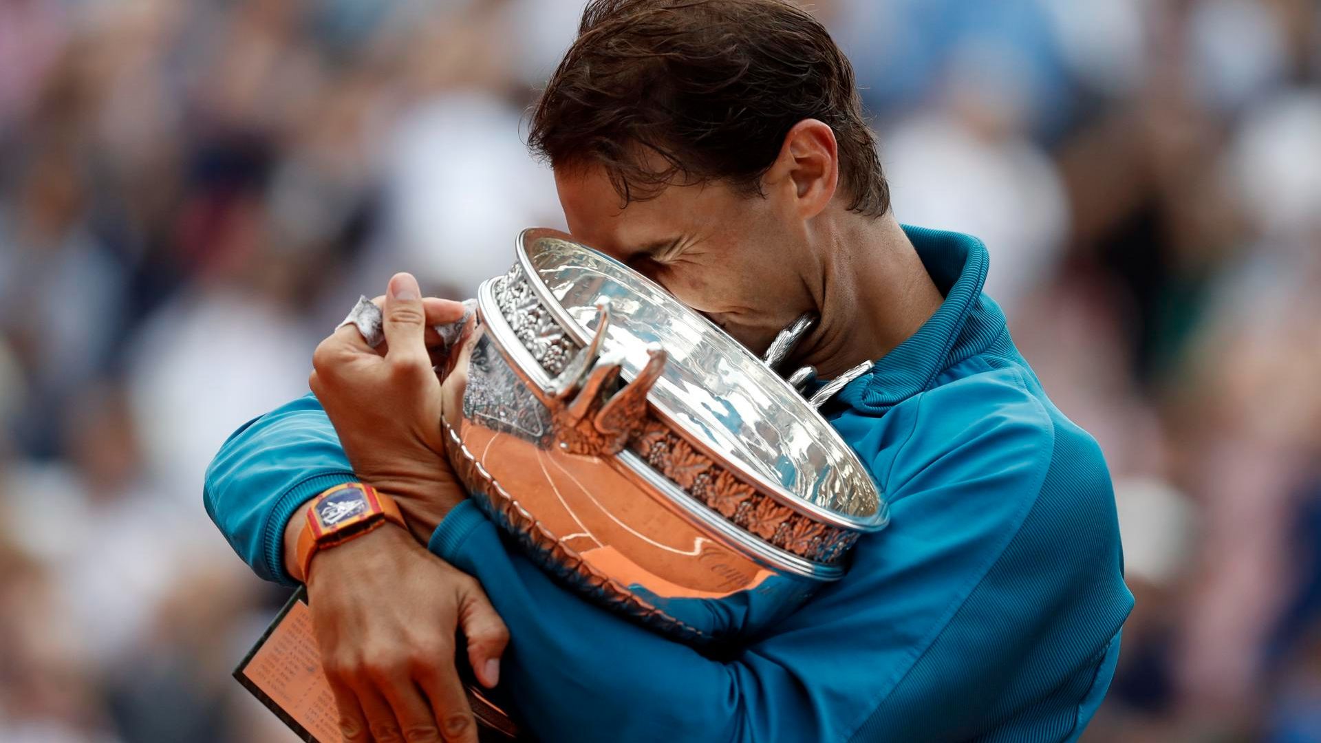 Rafael Nadal con un trofeo entre sus brazos