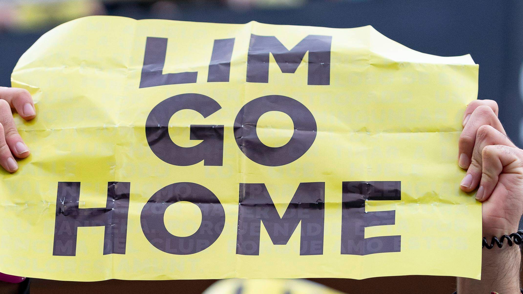 Singapur libera a la pareja española retenida tras protestar contra Peter Lim, dueño del Valencia