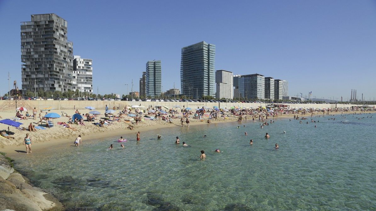 Un bañista encuentra el cadáver de una mujer en el agua en la playa del Llevant de Barcelona