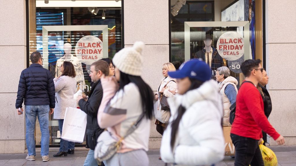 Un escaparate avisa de los descuentos durante Black Friday de 2023 en una tienda e Madrid.