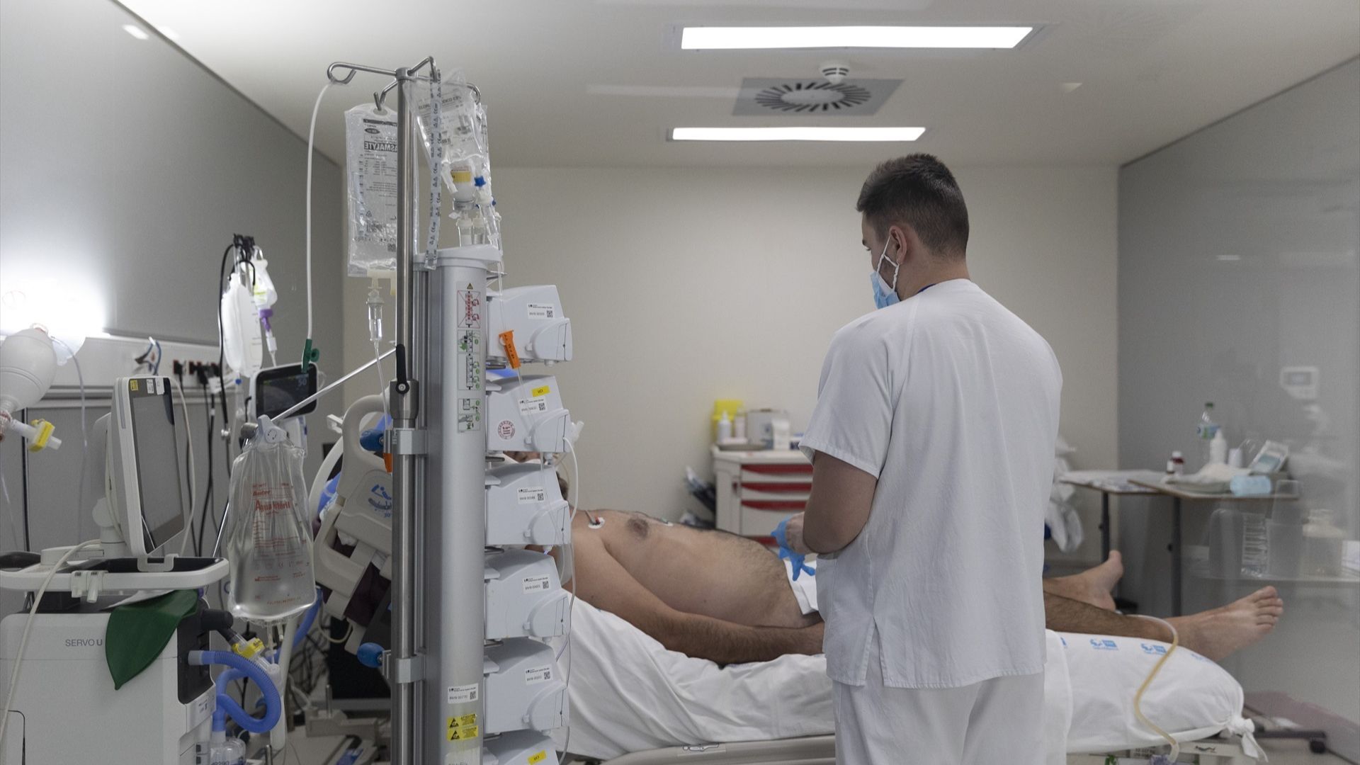 Un sanitario alrededor de un paciente ingresado en la UCI del Hospital Enfermera Isabel Zendal. Foto de archivo.