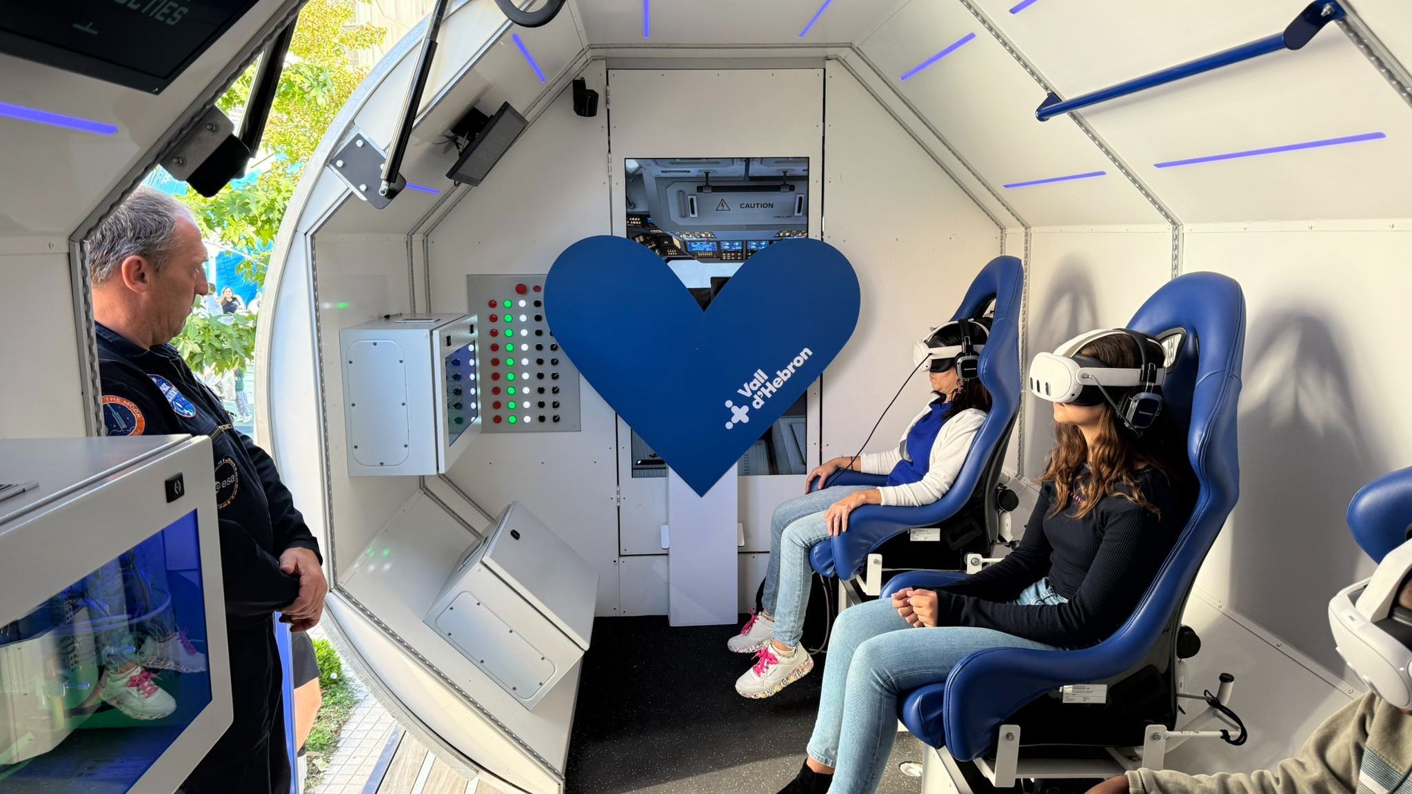 Un viaje virtual al espacio desde un cohete en el Hospital Vall d'Hebron de Barcelona