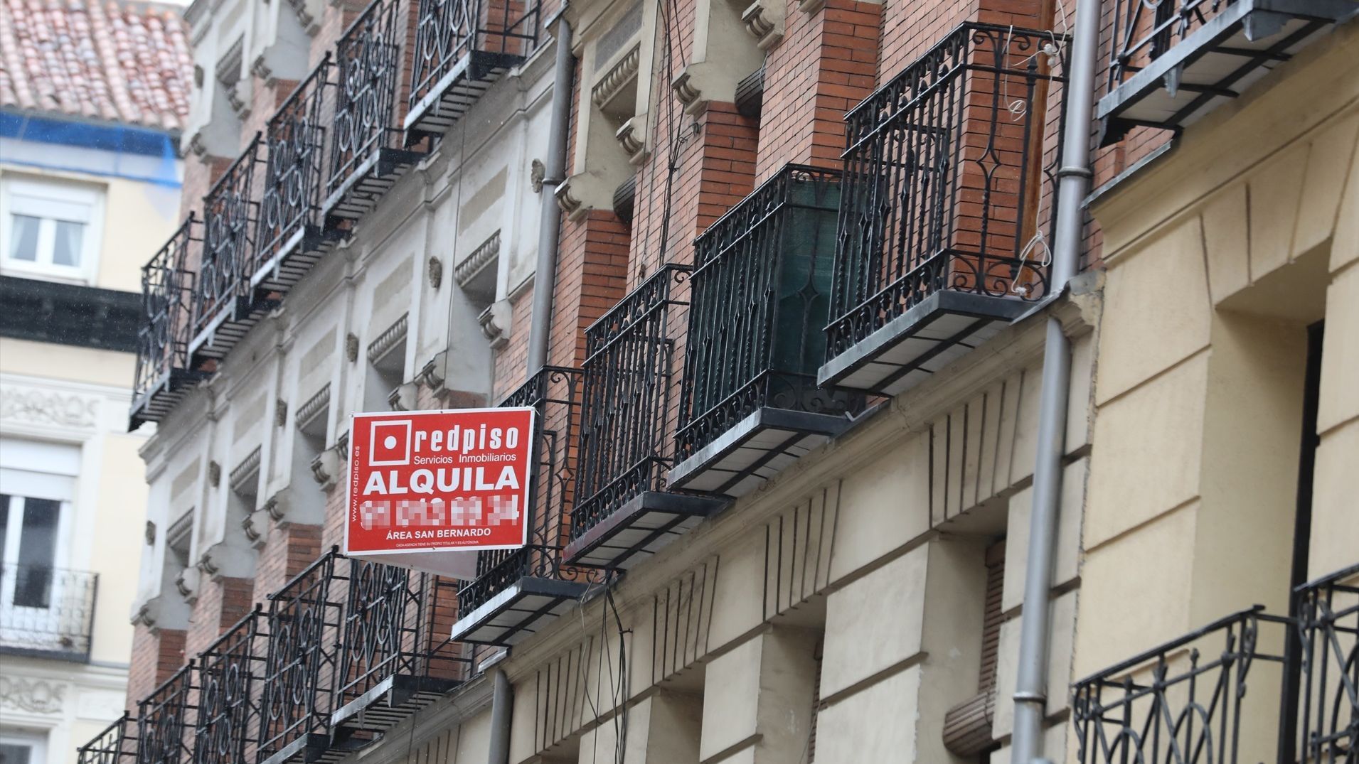 Una inmobiliaria anuncia un piso en alquiler el día.