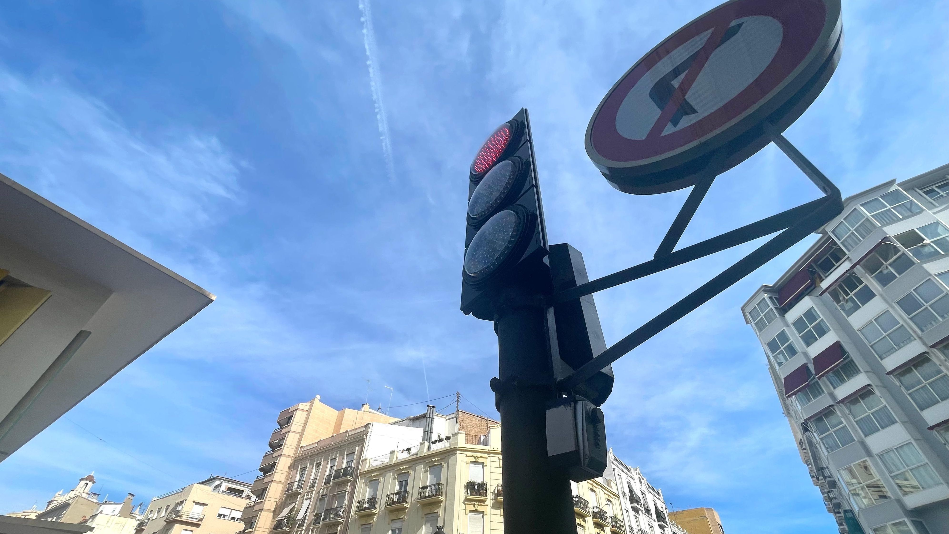 Cajetín en un semáforo junto al Mercado de Ruzafa