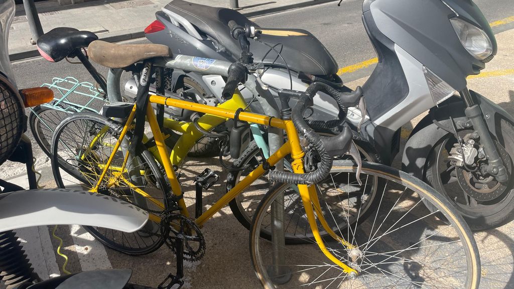 Cajetín en una bicicleta