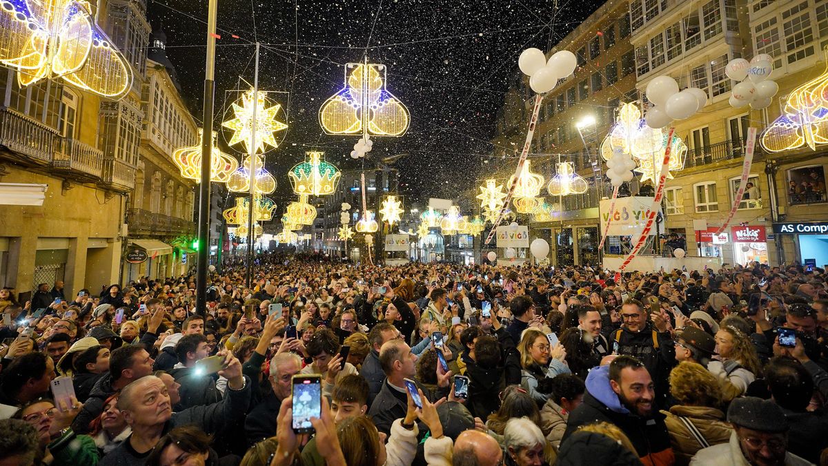 Centenares de personas asisten al encendido de las luces de Navidad 2023 en Vigo, Pontevedra