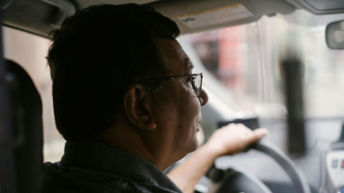 Conductor utiliza gafas para poder conducir con seguridad.