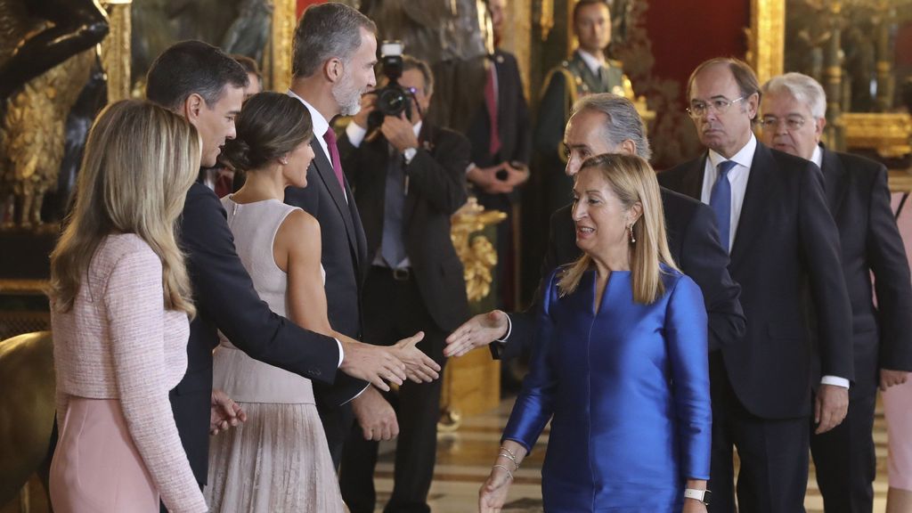 Confusión en la línea de saludos en Palacio Real durante la primera Fiesta Nacional con Pedro Sánchez como presidente en 2018.