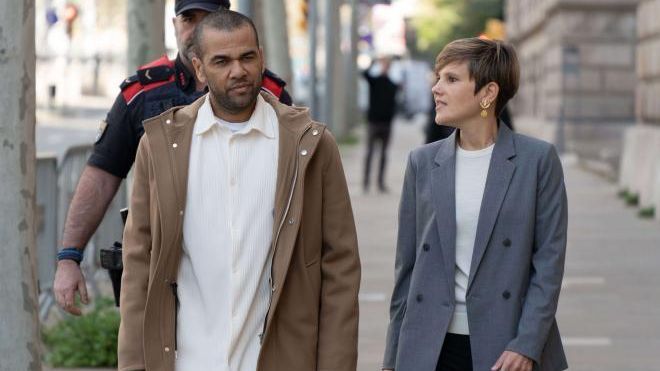 Dani Alves, junto a su abogada