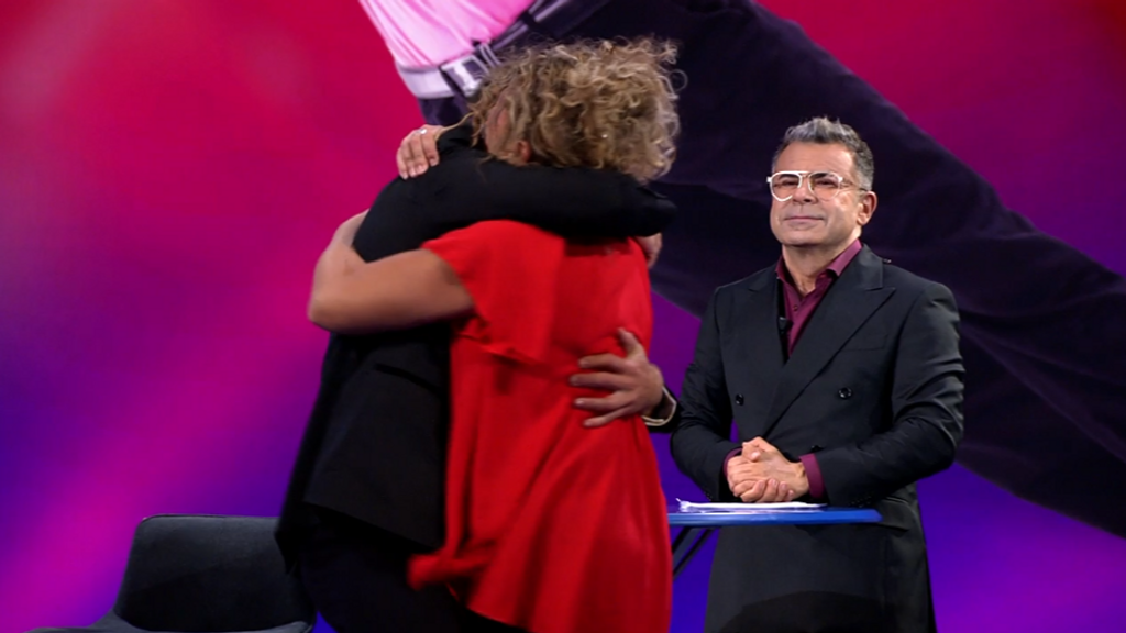 El emotivo abrazo de Juan y su madre después momentos antes de que regrese a la casa de 'GH'