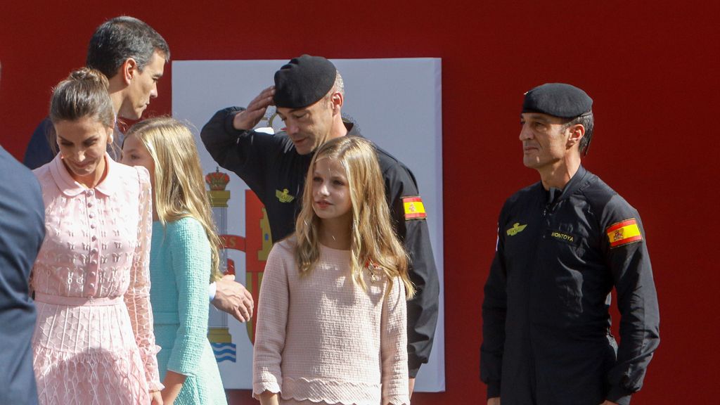 El paracaidista accidentado en 2019 junto a Letizia, Pedro Sánchez, Leonor y la infanta Sofía.