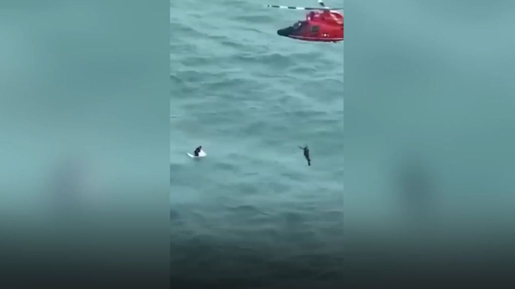 Así fue el rescate de un hombre que flotaba en una hielera frente a la costa de Florida tras el huracán Milton