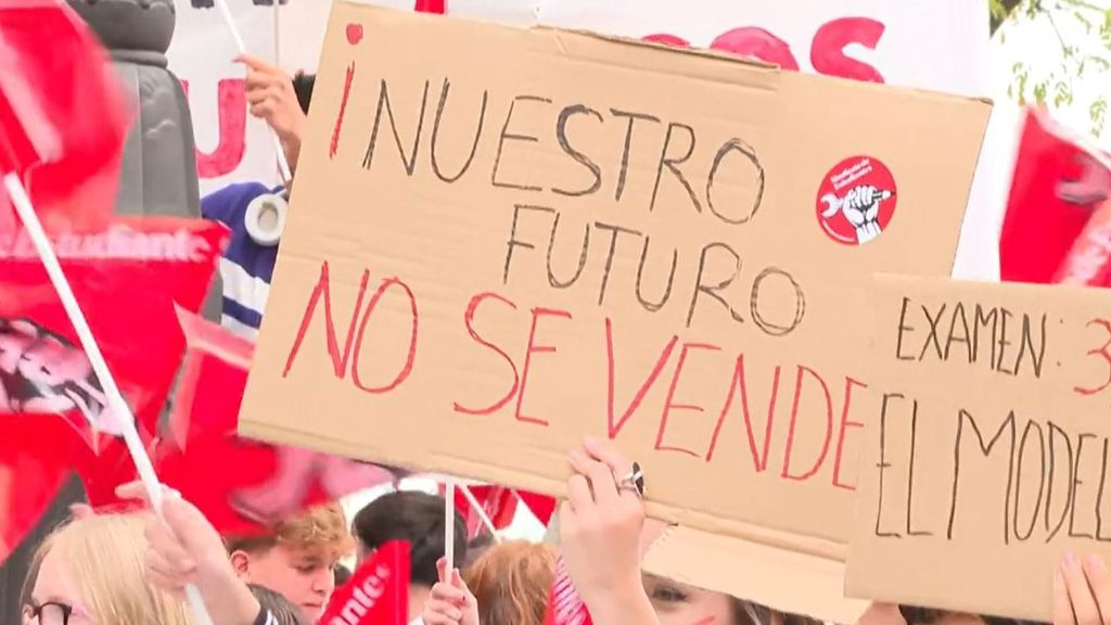 Huelga general de estudiantes contra la nueva PAU: "Llevamos un mes de curso y no sabemos nada"