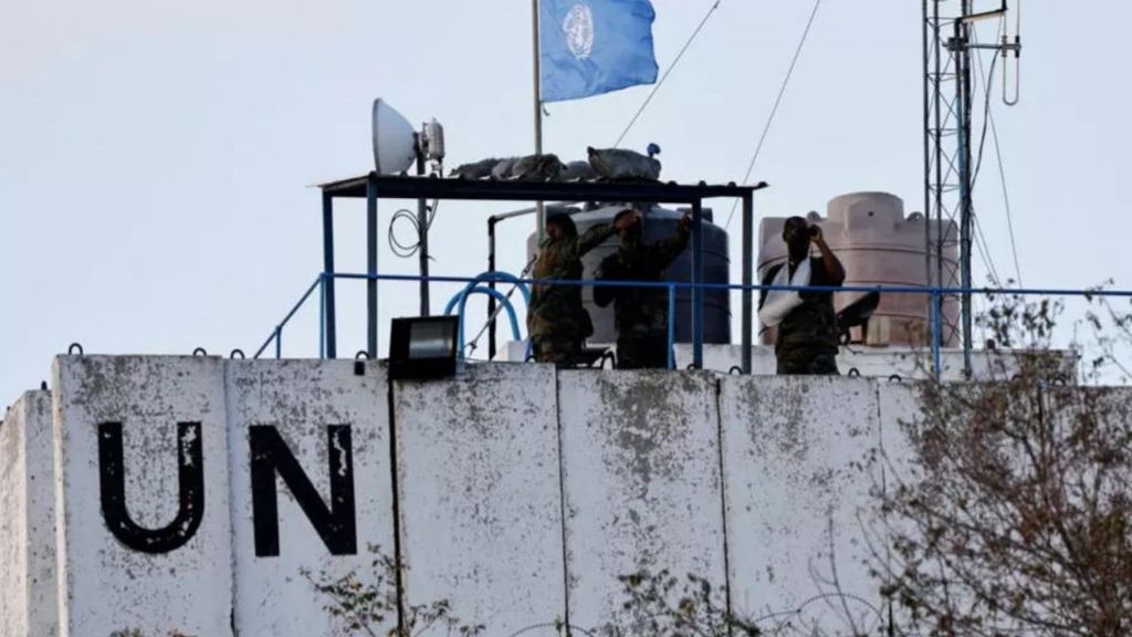 Miembros de las fuerzas de paz de las Naciones Unidas (FPNUL) observan la frontera entre Líbano e Israel