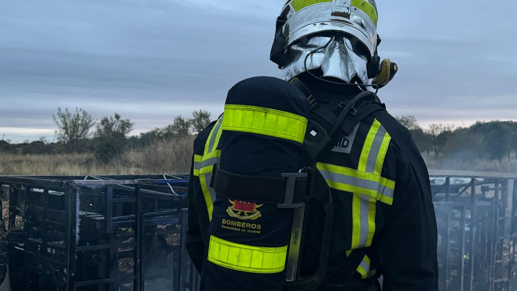 Muere un camionero de 44 años al volcar su vehículo, que ardió después, en la localidad madrileña de Carabaña