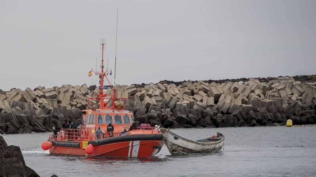 Salvamento Marítimo ha interceptado dos cayucos cerca de la costa de El Hierro